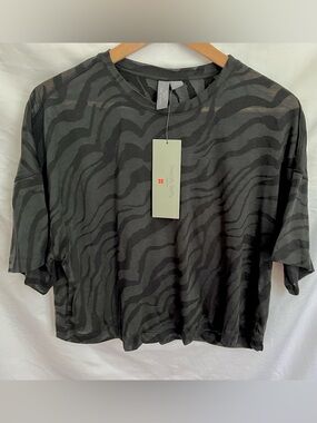 NWT! Sweaty Betty Studio Burnout Zebra-Print Semi-Sheer Crop Tee, Size M